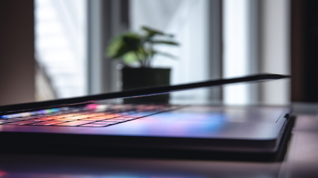 仕事のやり方を見直し、生成AI時代の役割を再定義するパソコン